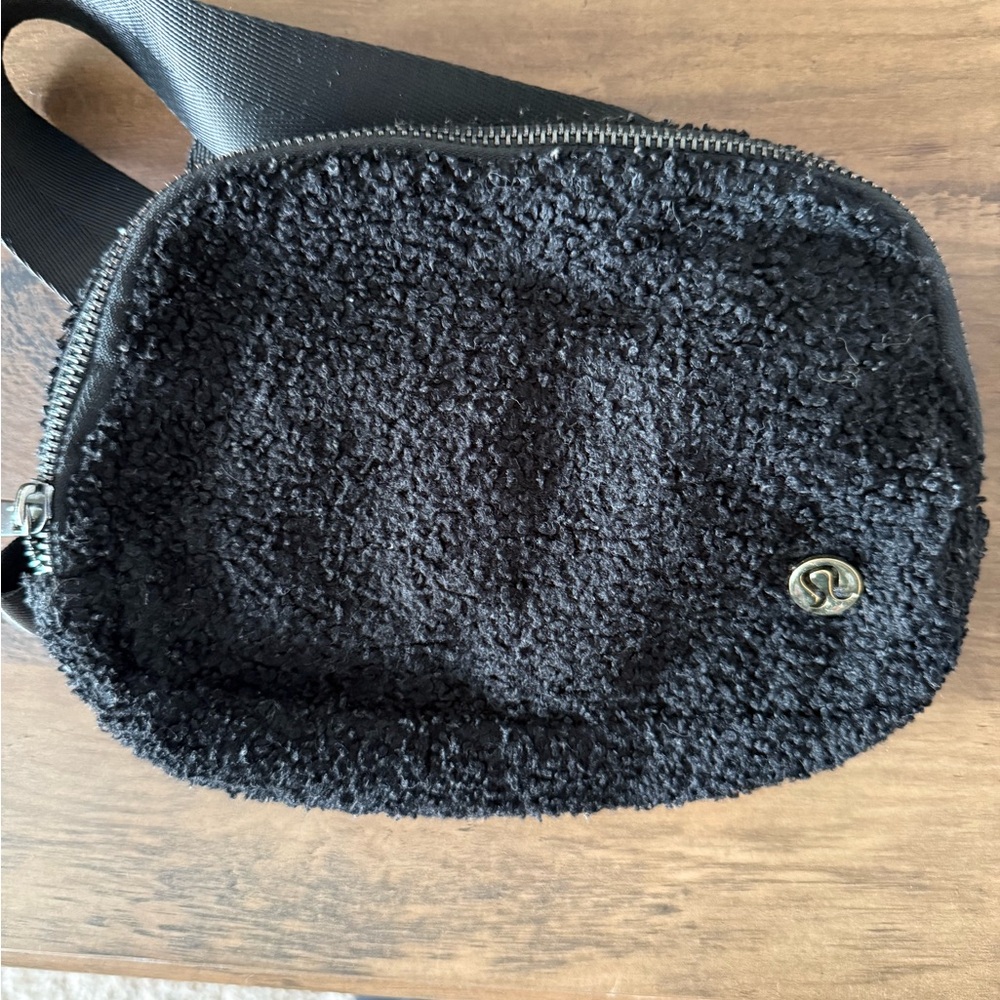 Lululemon Belt Bag | black Sherpa